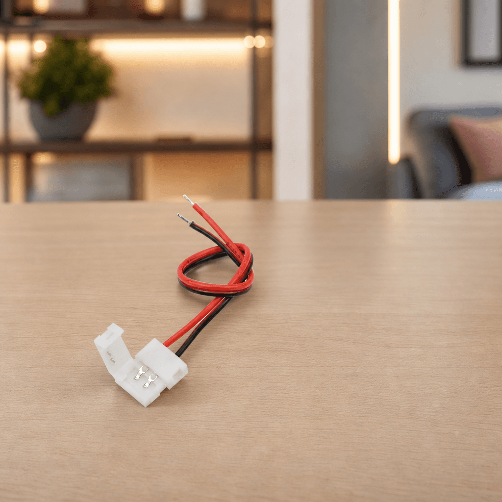 Accesorii pentru banda LED 12V, diverse componente și conectoare.